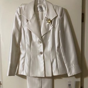 New LILY AND TAYLOR Pants Suit Size 4